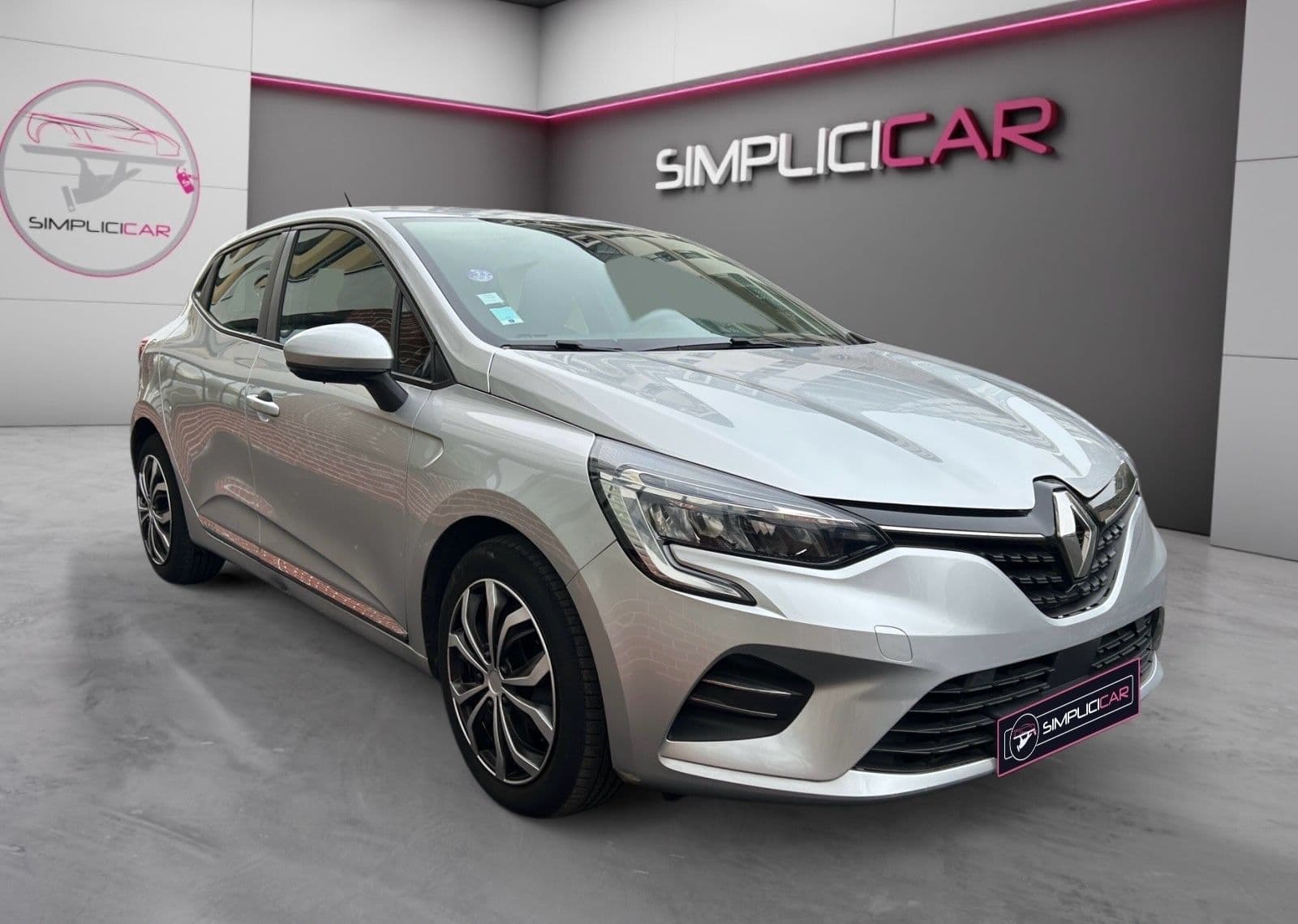 Lucas Carneiro - Livraison rapide Renault Clio V grise